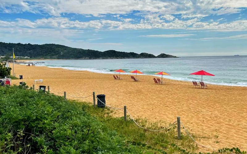 Praia do Estaleiro em Balneário Camboriú