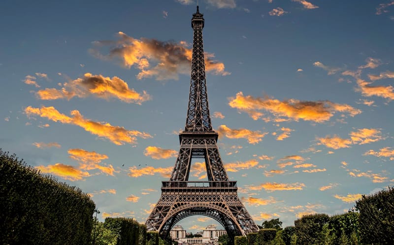 Torre Eiffel é símbolo de Paris